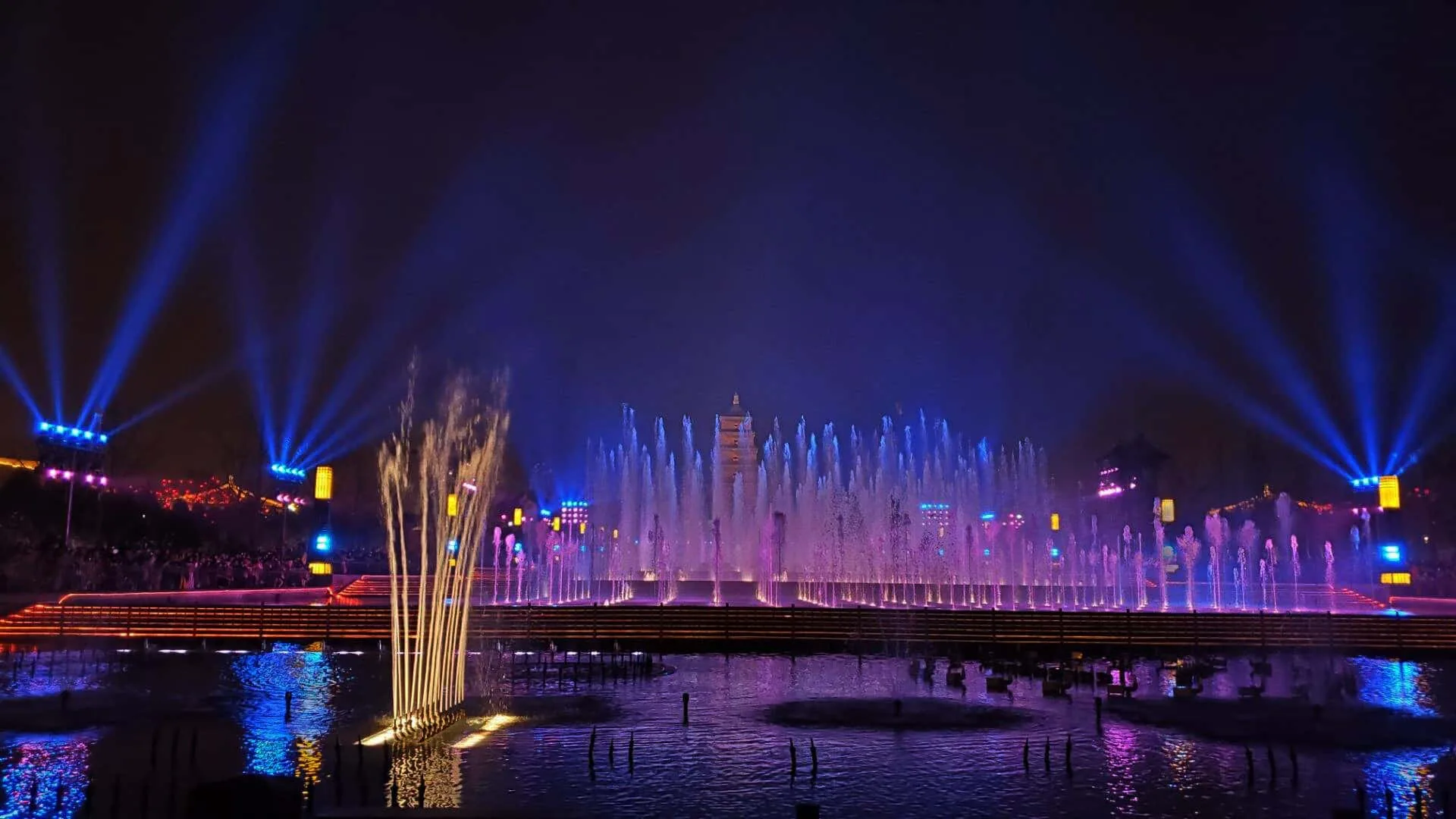 The largest matrix musical fountain - Great Wild Goose Pagoda Fountain