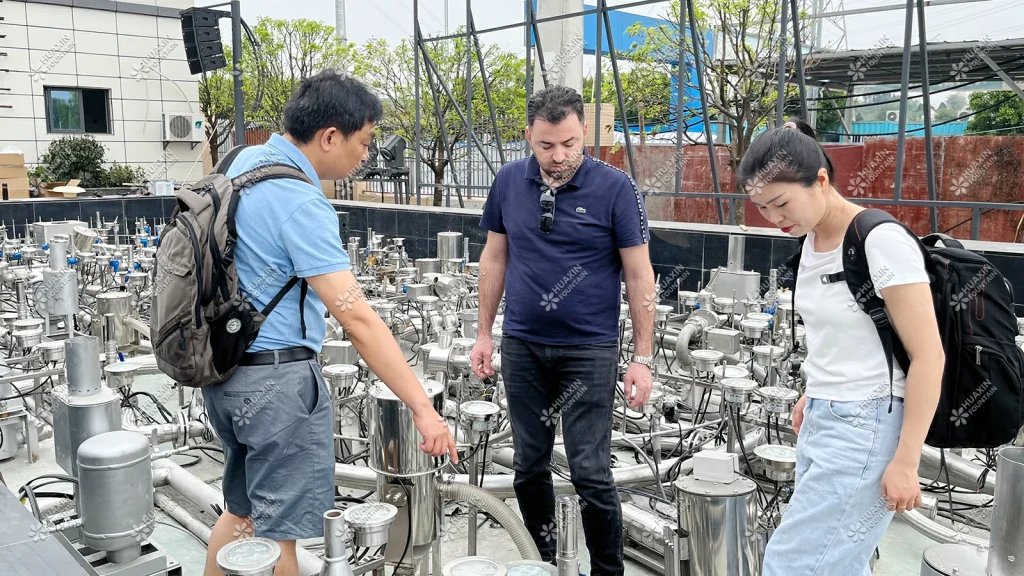 An Iraqi Customer Visited Huaxin Fountain Factory - Introducing Fountain Equipment To The Customer At The Construction Site