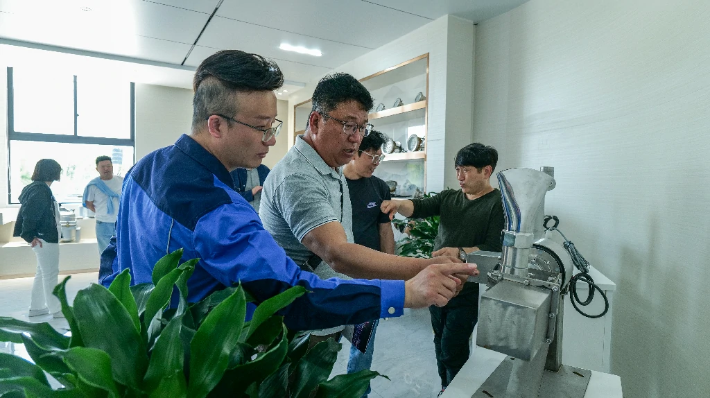 Huaxin Fountain project manager explaining the 2D Swing Fountain Device to the visiting Korean team