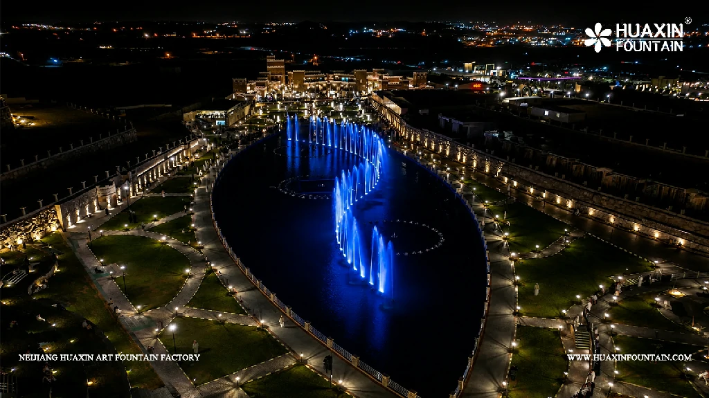 Night view of the Wadi Bin Hashbal fountain at Valley Resort