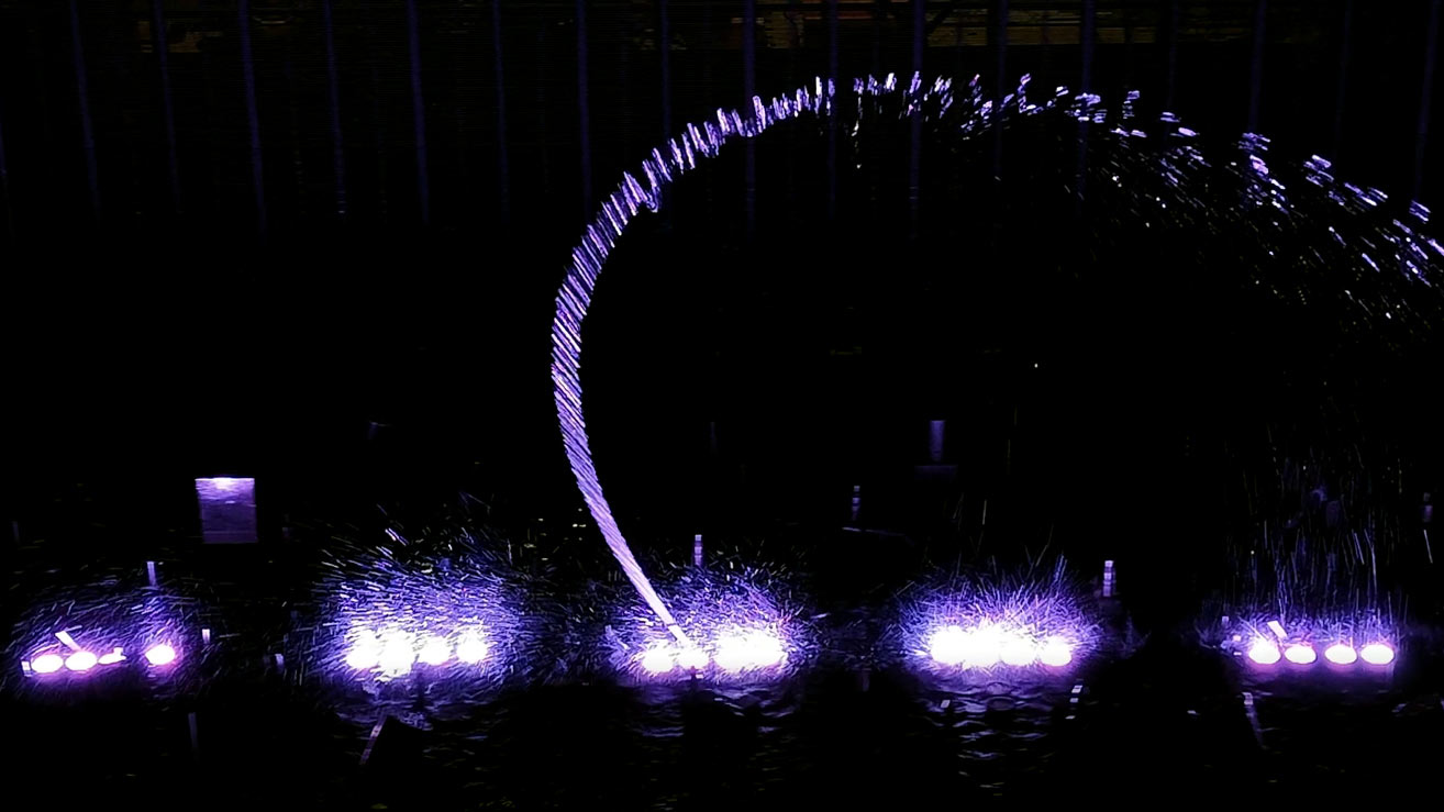 Huaxin 1D swing fountain equipment producing a programmed water effect
