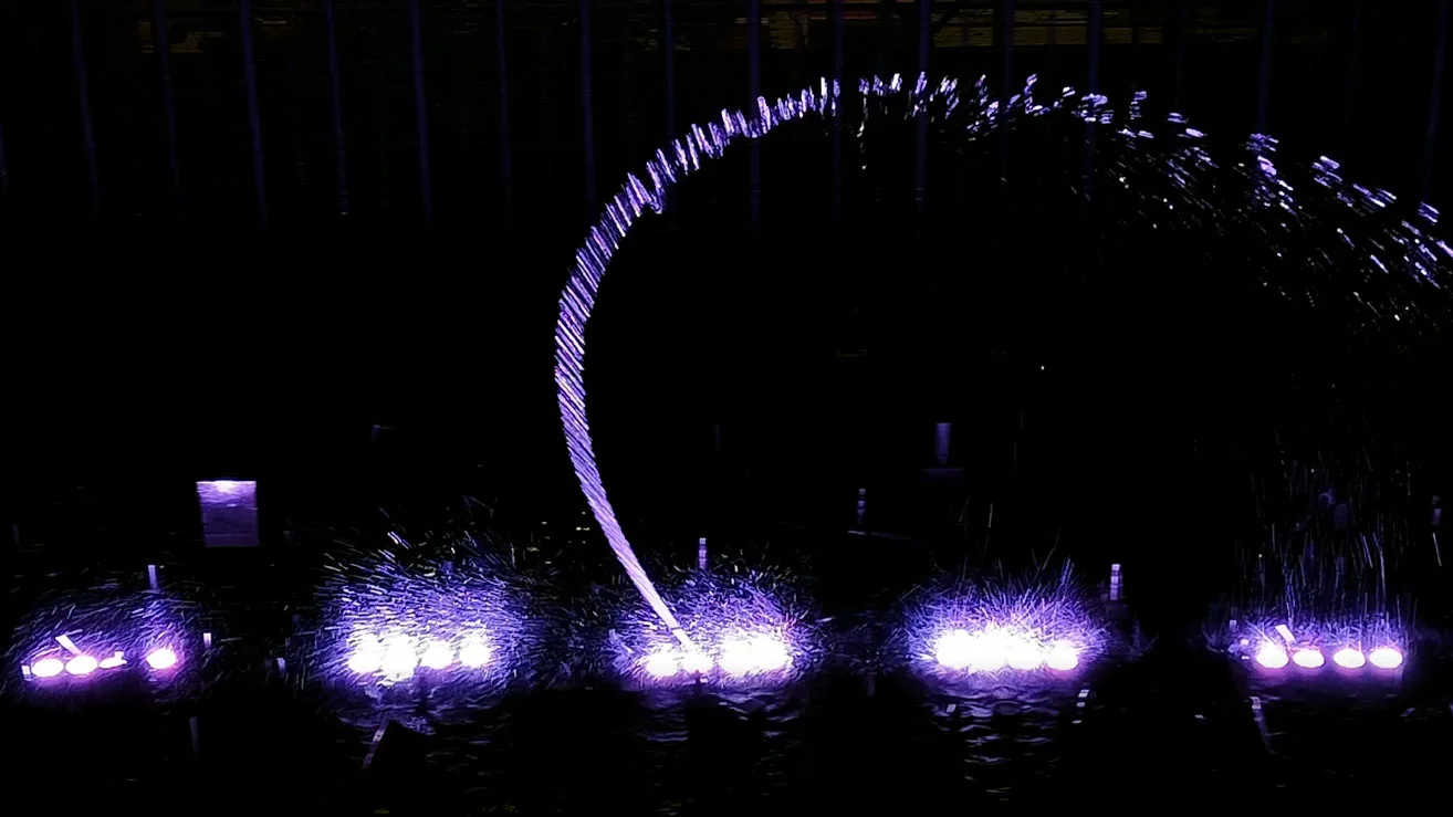 Huaxin 1D swing fountain equipment producing a programmed water effect
