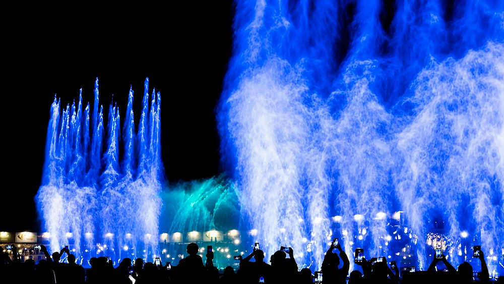 Fountain water cannon producing a vertical water burst
