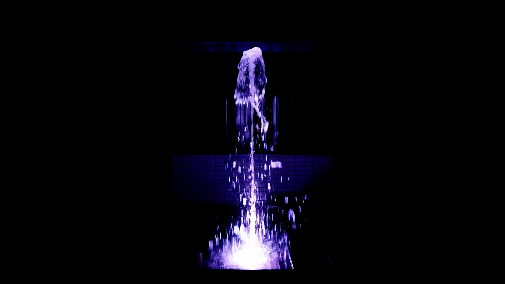 Vertical water column with a foaming top produced by a Huaxin dry deck fountain module