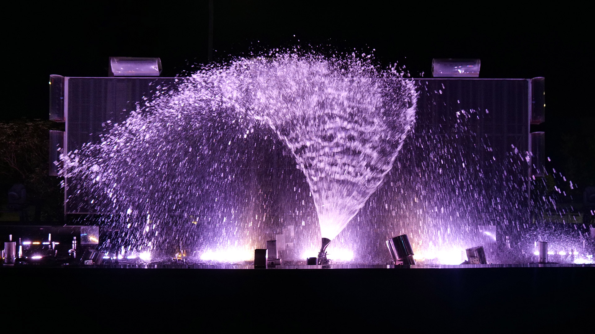 Fan-shaped water sheet produced by a Huaxin fan jet fountain nozzle