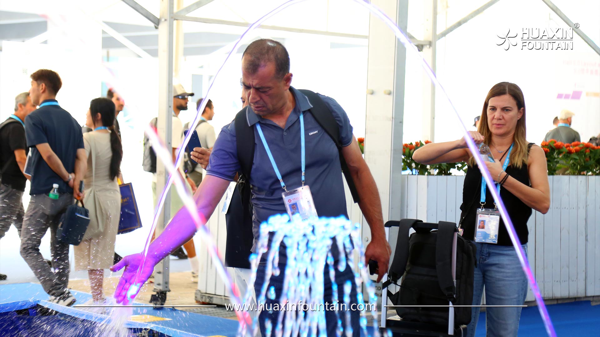 Visitor photographing Huaxin Fountain’s exhibition pool at the 140th Canton Fair
