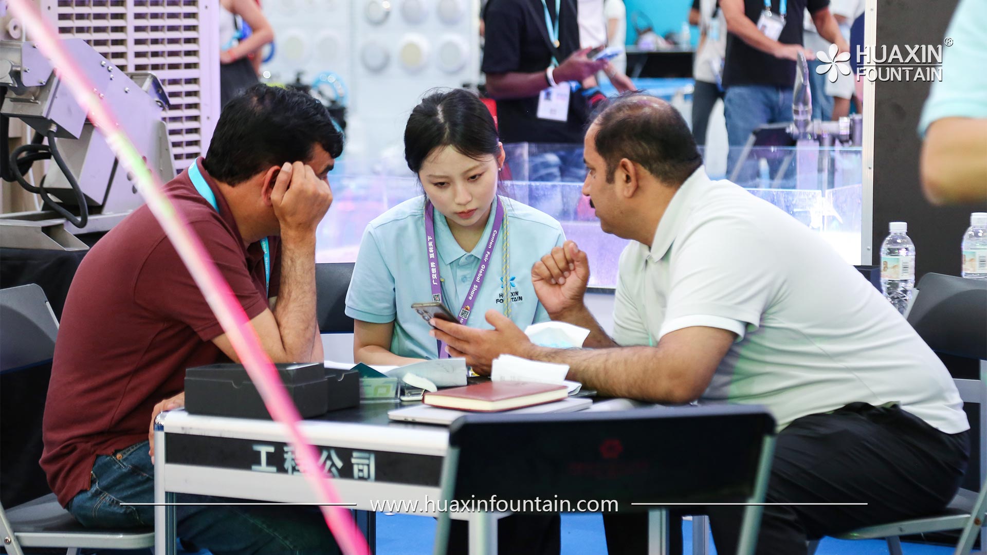 Huaxin Fountain team speaking with visitors at the 140th Canton Fair