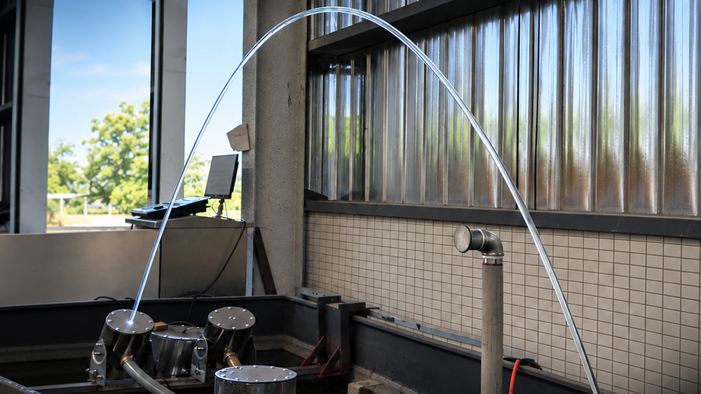 Laminar water arc with conventional illumination during a Huaxin comparison test