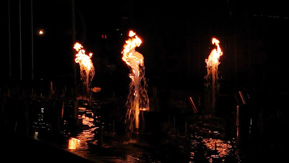 Water and flame effects combined in a fountain display
